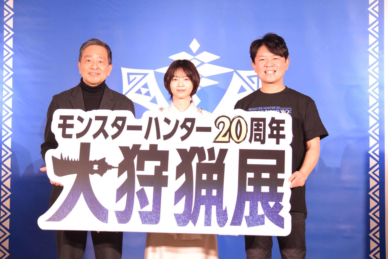 モンスターハンター20周年大狩猟展イベントに登場した西野七瀬（左）と辻本良三カプコン取締役執行役員（撮影・阪口孝志）