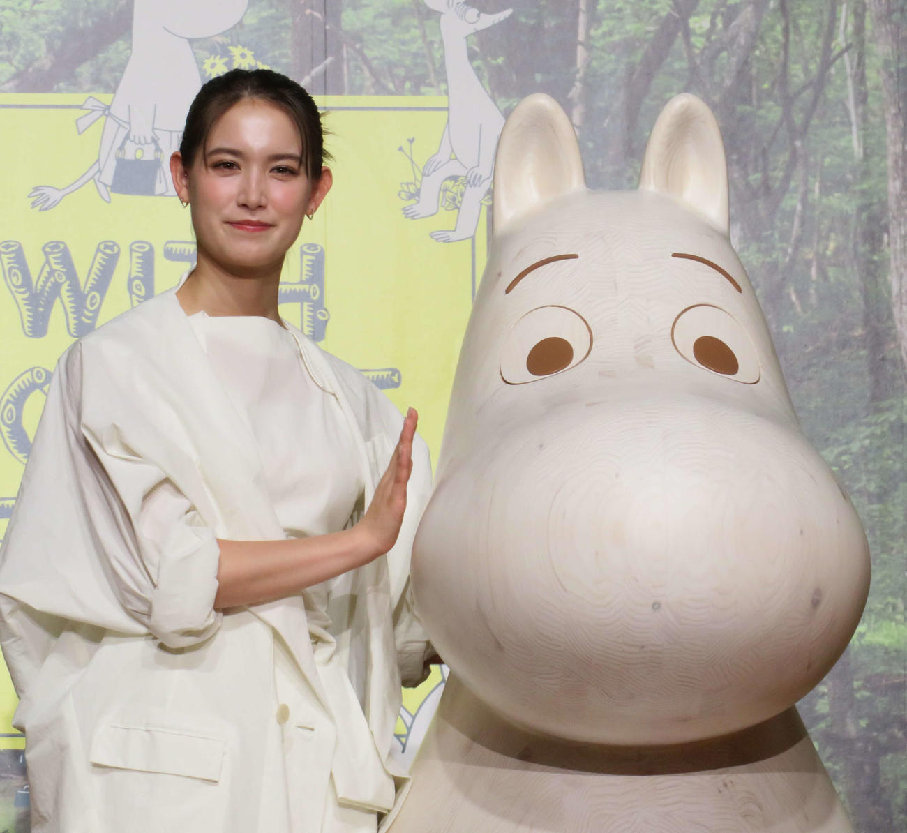 トラウデン直美と木製ムーミン像