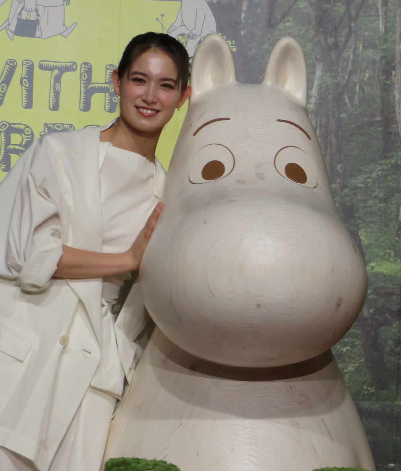 トラウデン直美と木製ムーミン像