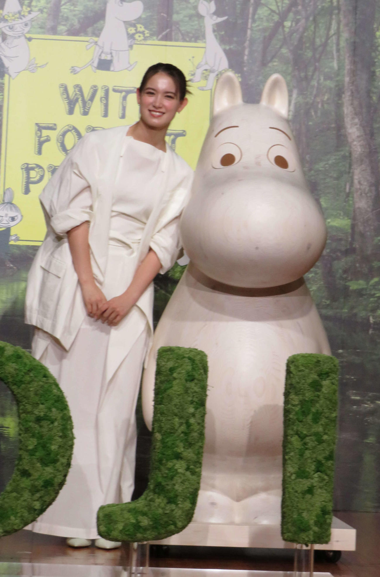 トラウデン直美と木製ムーミン像