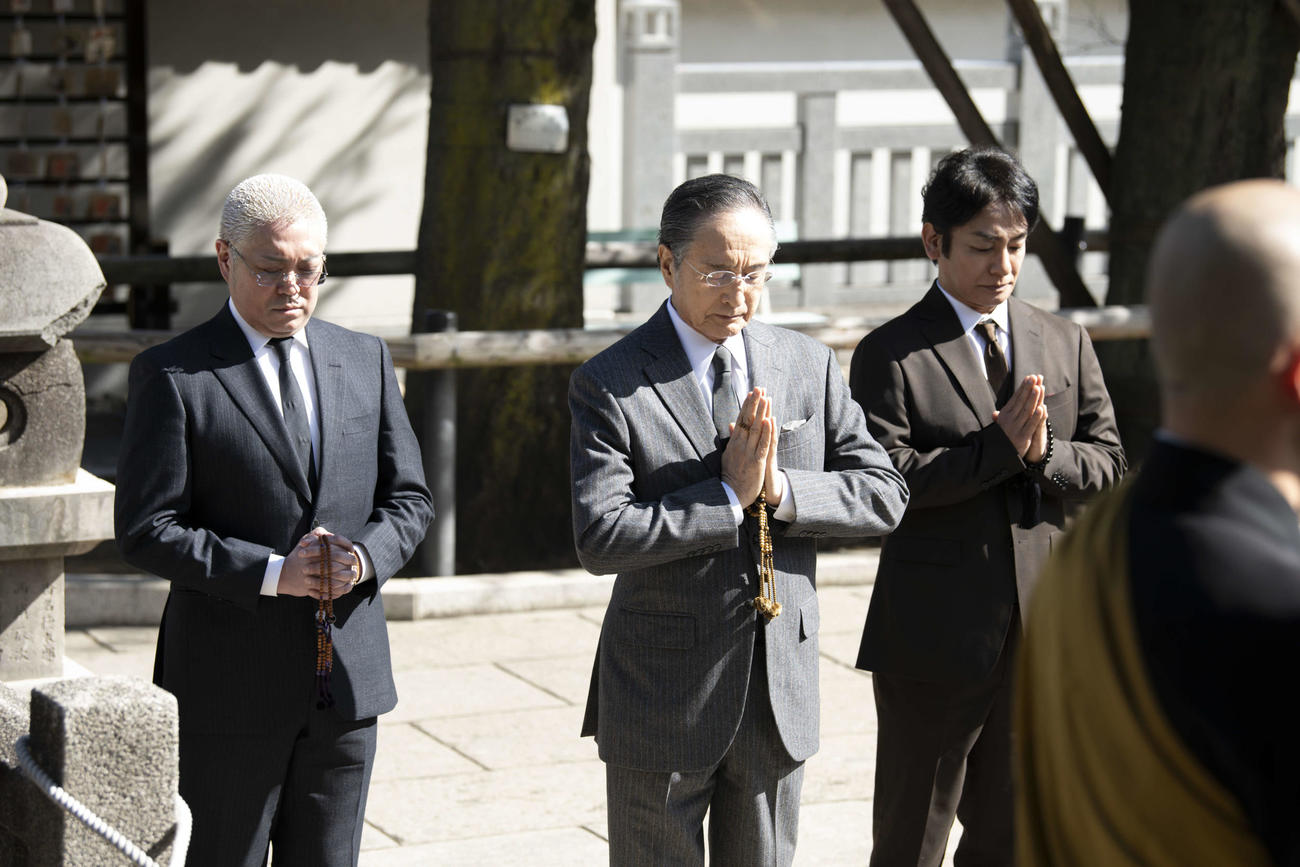 「通し狂言　仮名手本忠臣蔵」の上演に向け泉岳寺を墓参した、左から尾上松緑、片岡仁左衛門、片岡愛之助