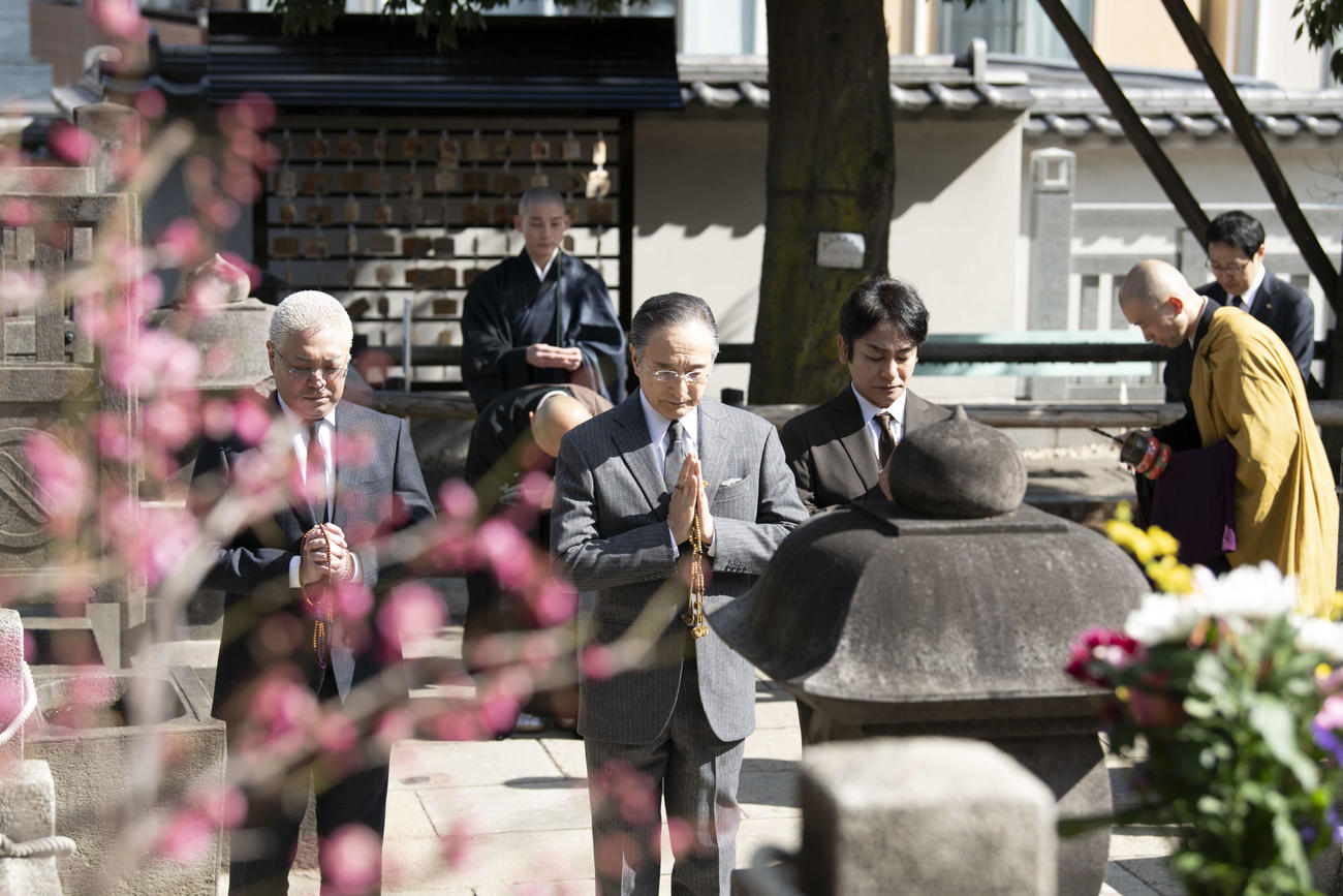 「通し狂言　仮名手本忠臣蔵」の上演に向け泉岳寺を墓参した、左から尾上松緑、片岡仁左衛門、片岡愛之助