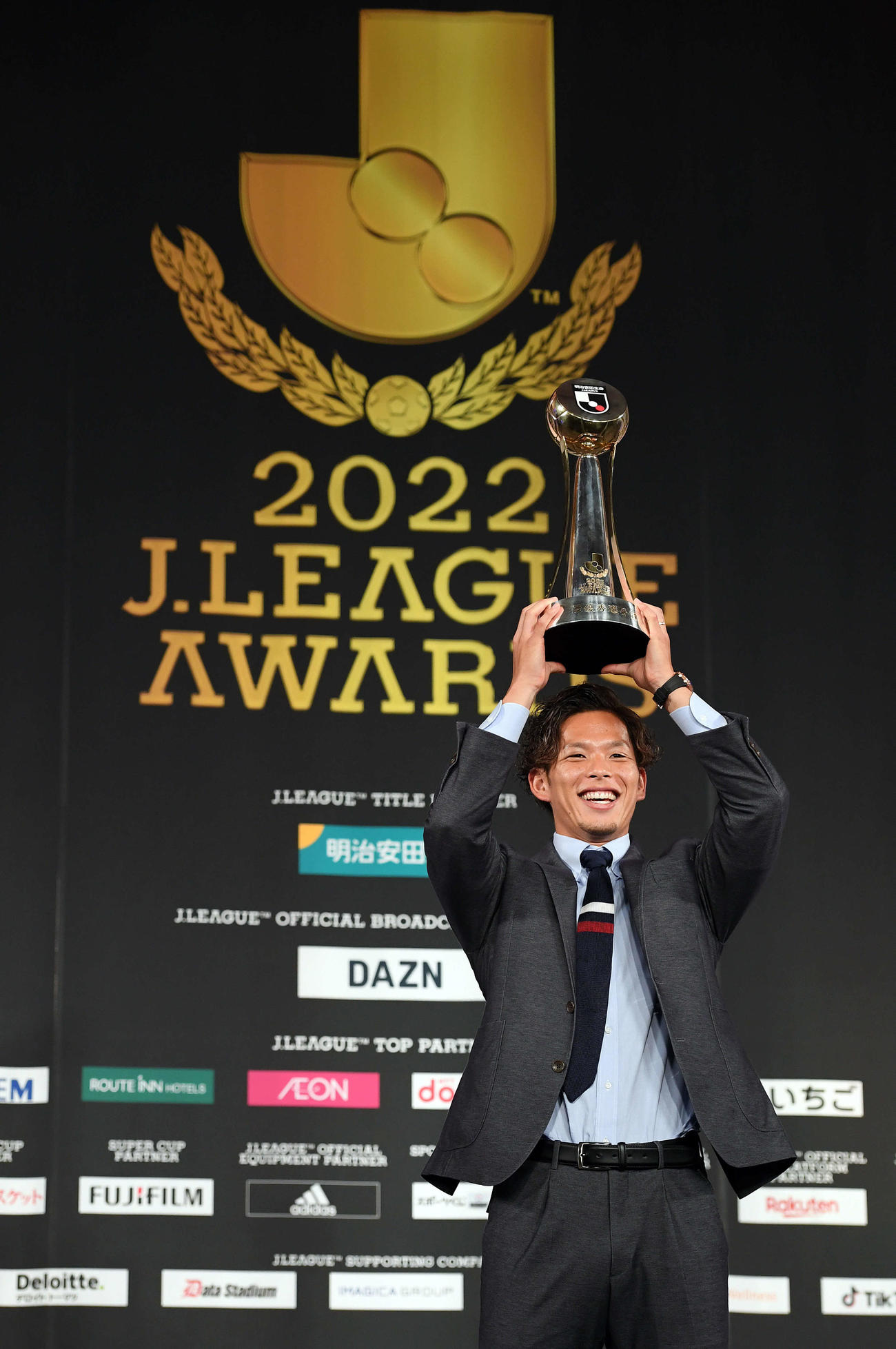2022年Jリーグ年間表彰式「Jリーグアウォーズ」最優秀選手賞を受賞し、笑顔を見せる岩田智輝（当時・横浜）は、ゆうじろーの少年時代のライバルだった
