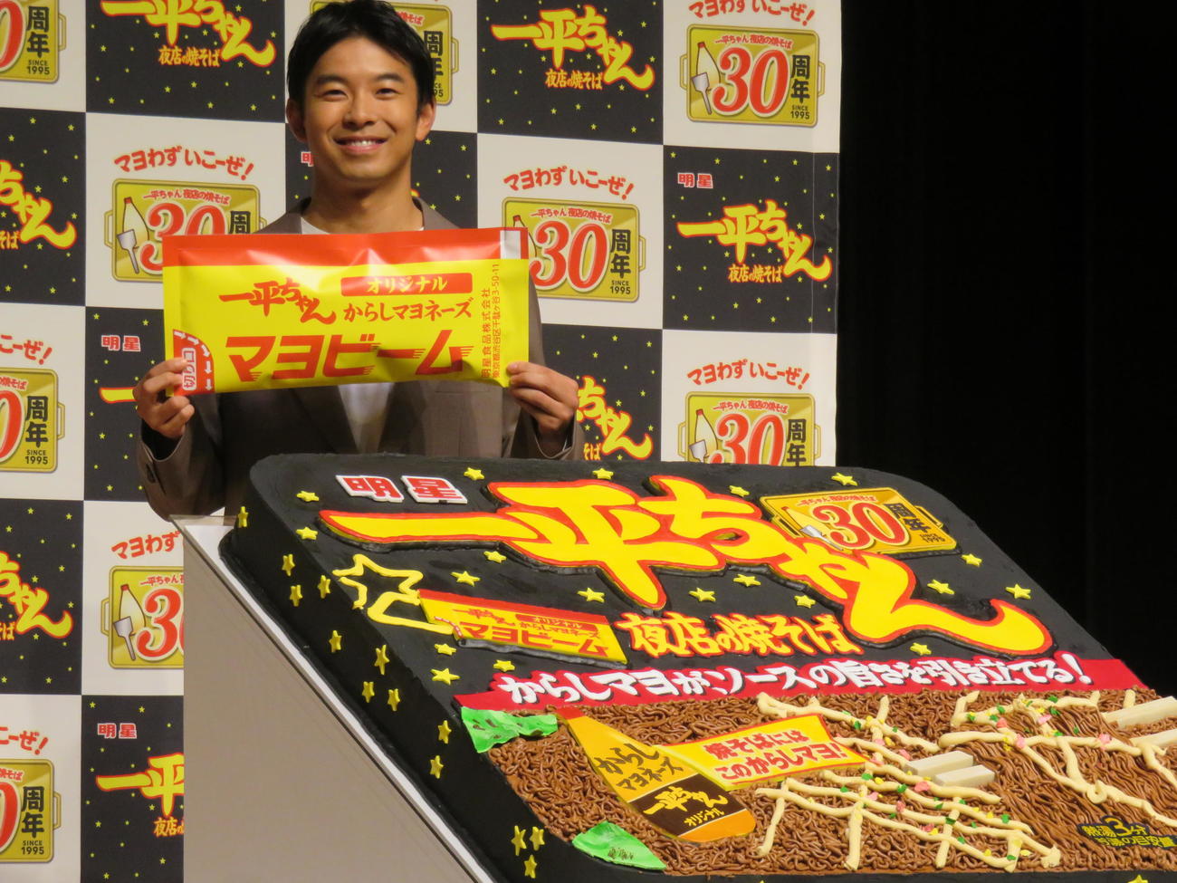 「明星　一平ちゃん夜店の焼そば」発売30周年記念発表会に登壇した仲野太賀