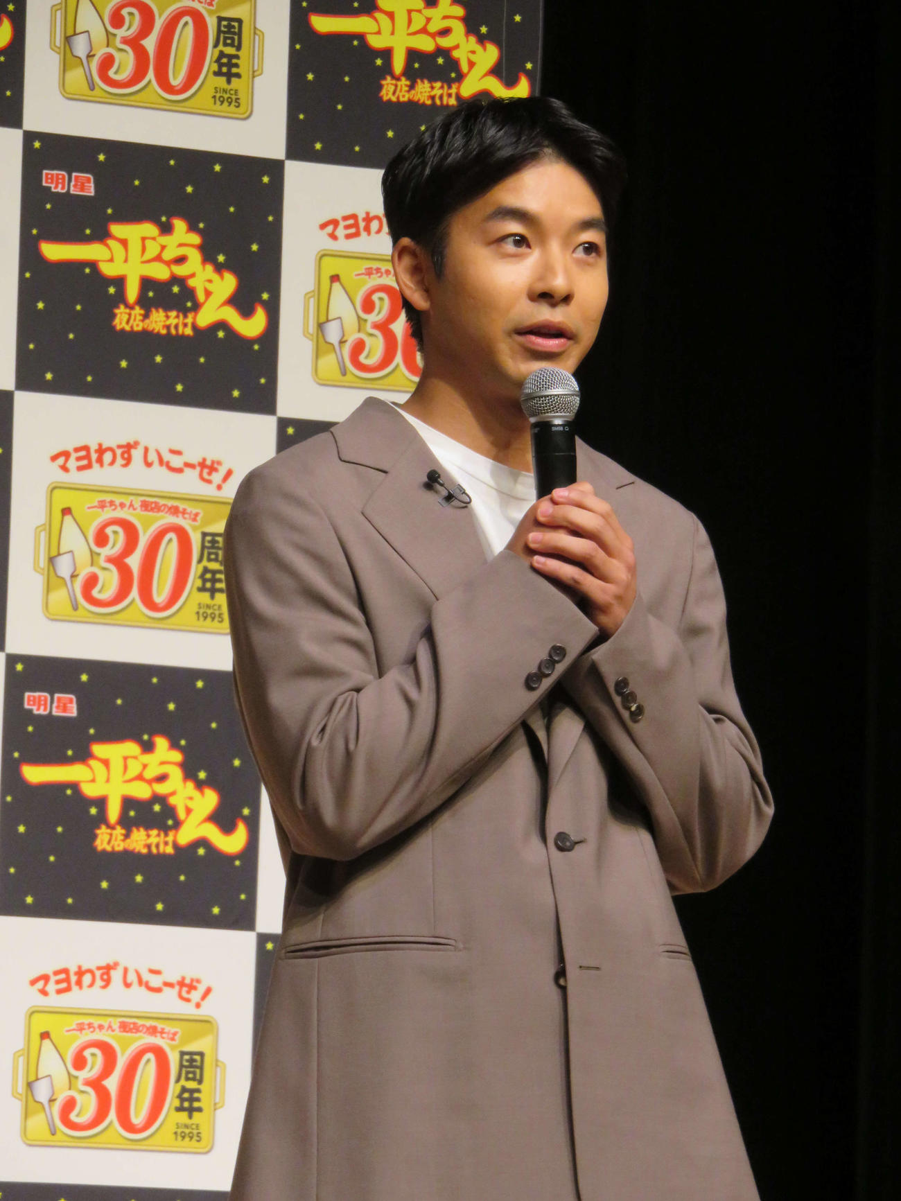 「明星　一平ちゃん夜店の焼そば」発売30周年記念発表会に登壇した仲野太賀