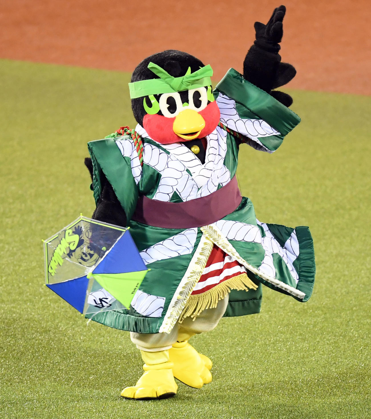 2018年4月6日、東京シリーズで「歌舞伎」のコスチュームで登場したヤクルトのつば九郎