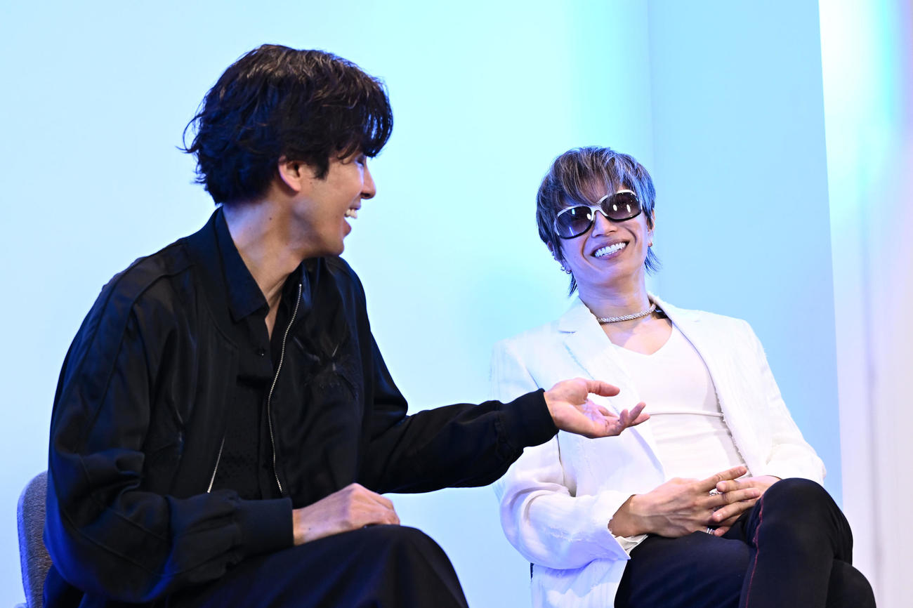 全国ツアーの抱負を語ったGACKT（右）とK（撮影・滝沢徹郎）