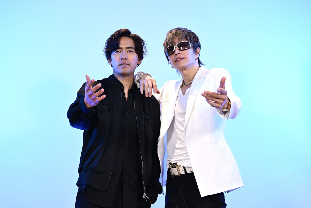 全国ツアーの抱負を語ったGACKT（右）とK（撮影・滝沢徹郎）