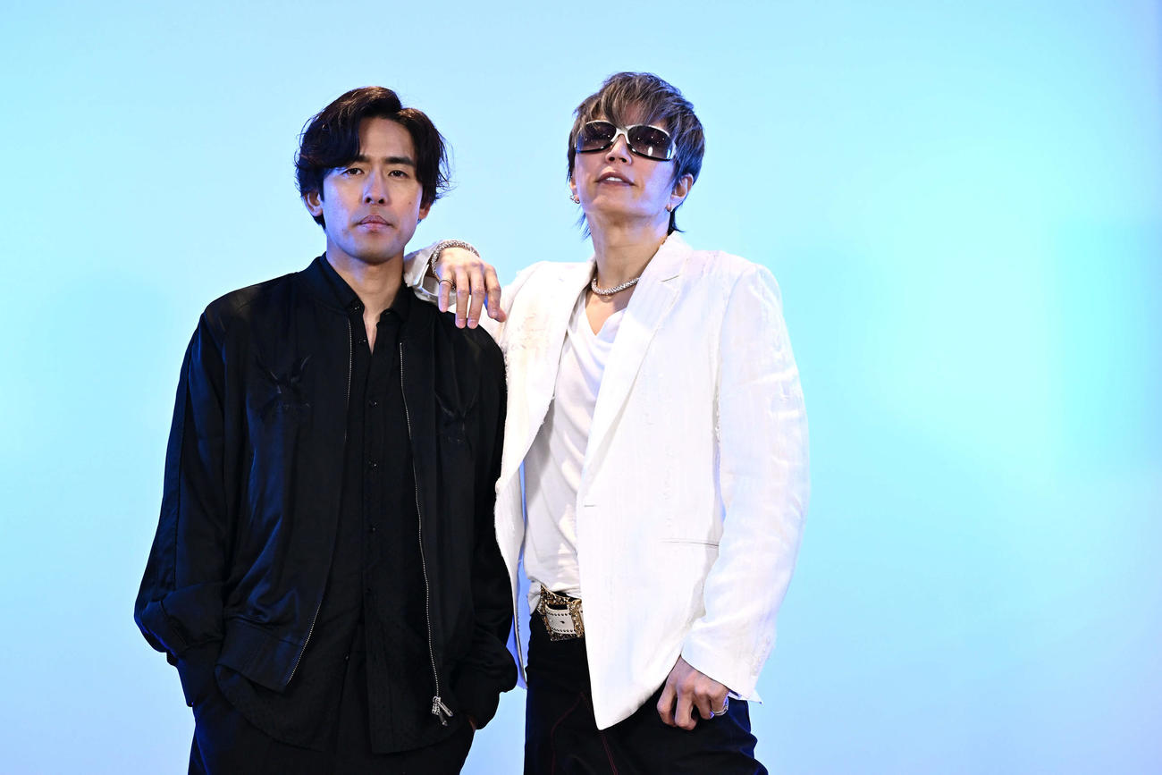 全国ツアーの抱負を語ったGACKT（右）とK（撮影・滝沢徹郎）