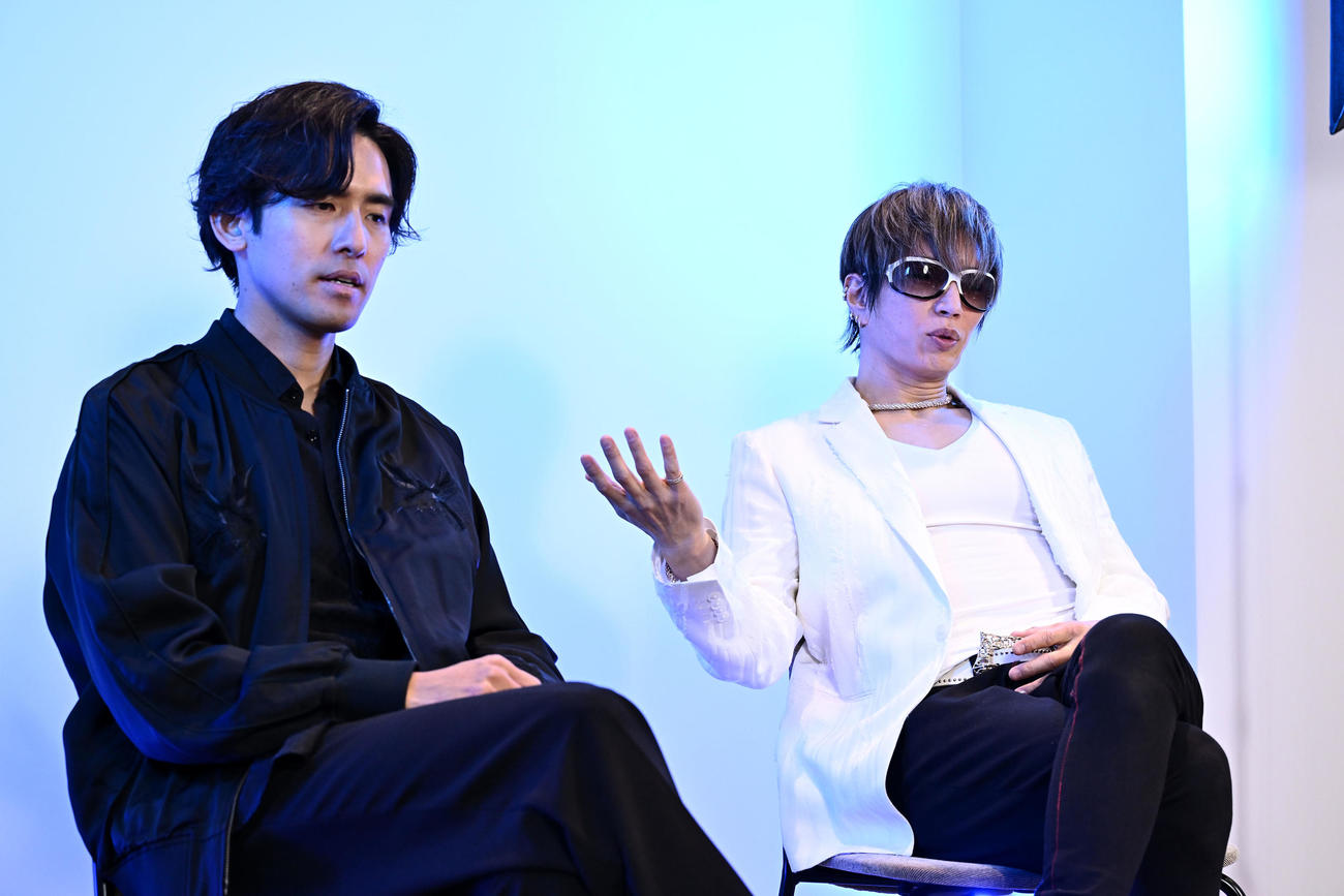 全国ツアーの抱負を語ったGACKT（右）とK（撮影・滝沢徹郎）