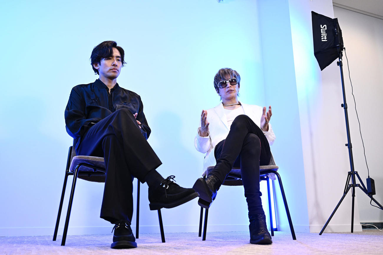 全国ツアーの抱負を語ったGACKT（右）とK（撮影・滝沢徹郎）