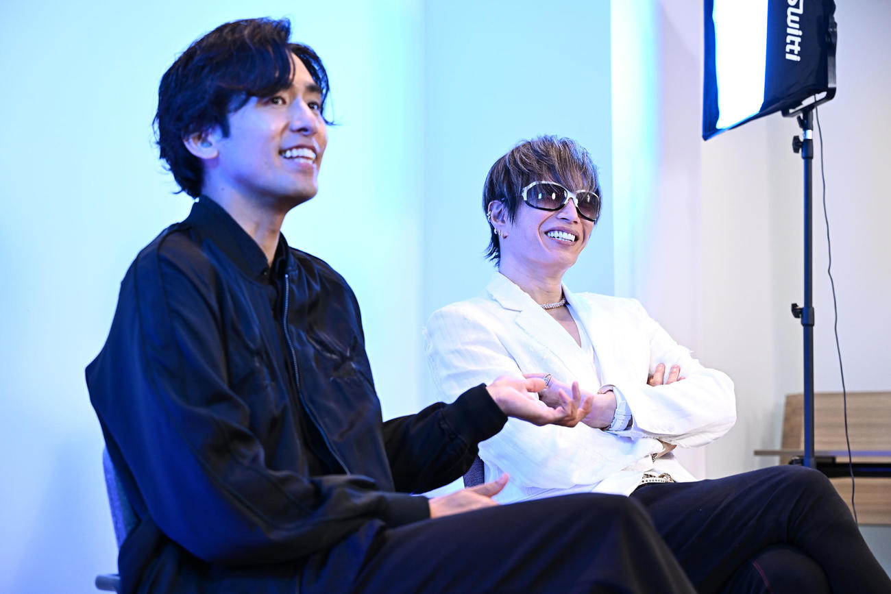 全国ツアーの抱負を語ったGACKT（右）とK（撮影・滝沢徹郎）