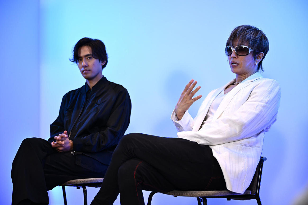 全国ツアーの抱負を語ったGACKT（右）とK（撮影・滝沢徹郎）