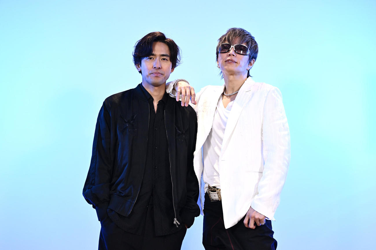 全国ツアーの抱負を語ったGACKT（右）とK（撮影・滝沢徹郎）