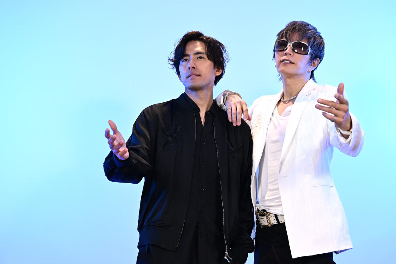 全国ツアーの抱負を語ったGACKT（右）とK（撮影・滝沢徹郎）