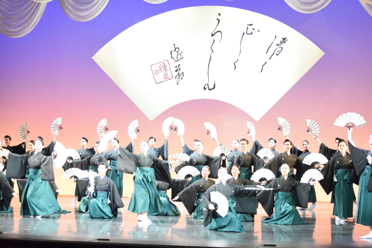宝塚音楽学校の文化祭で、2年の学びの集大成を披露する111期生（撮影・阪口孝志）