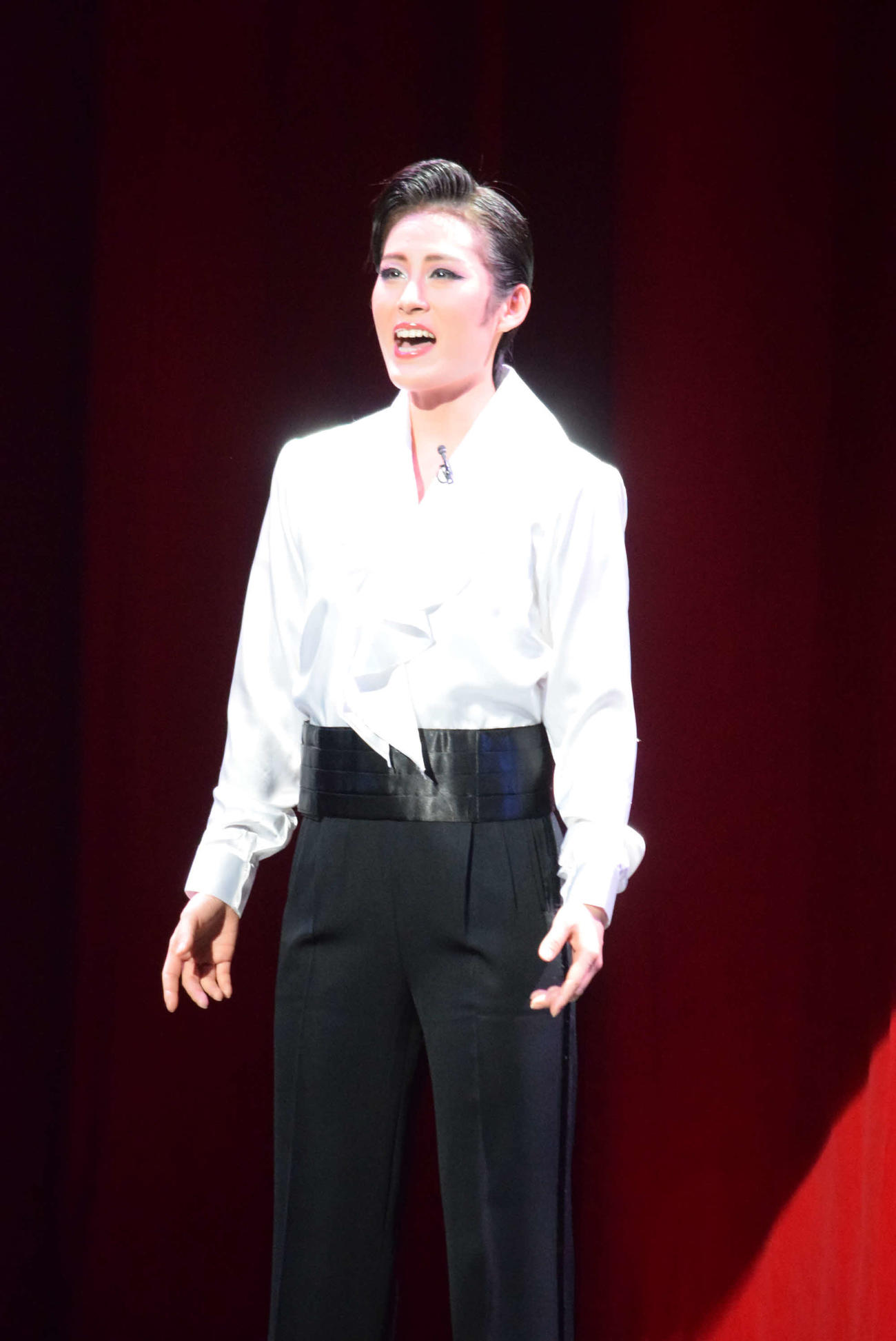 宝塚音楽学校の文化祭で歌声を披露する小原舞穂さん（撮影・阪口孝志）