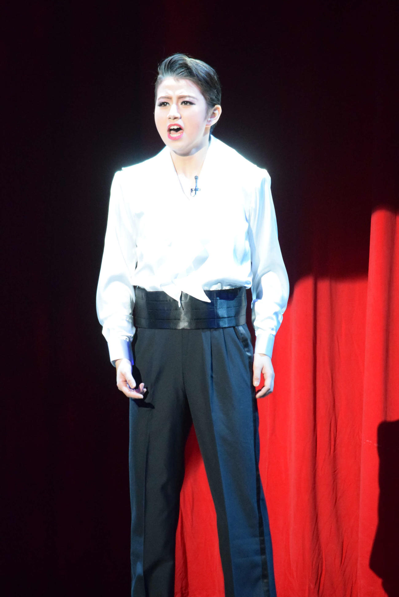 宝塚音楽学校の文化祭で歌声を披露する野々川莉央さん（撮影・阪口孝志）