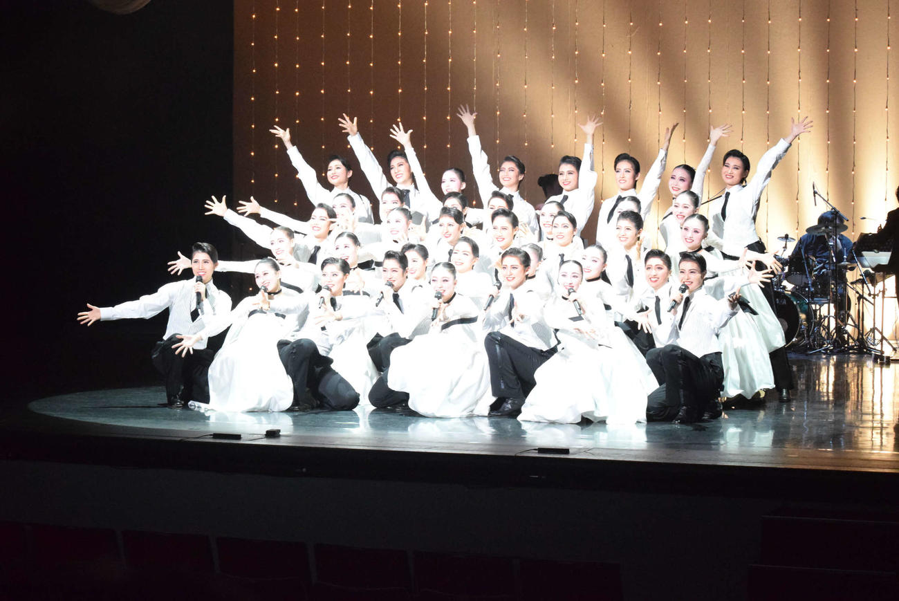 宝塚音楽学校の文化祭で、2年の学びの集大成を披露する111期生（撮影・阪口孝志）