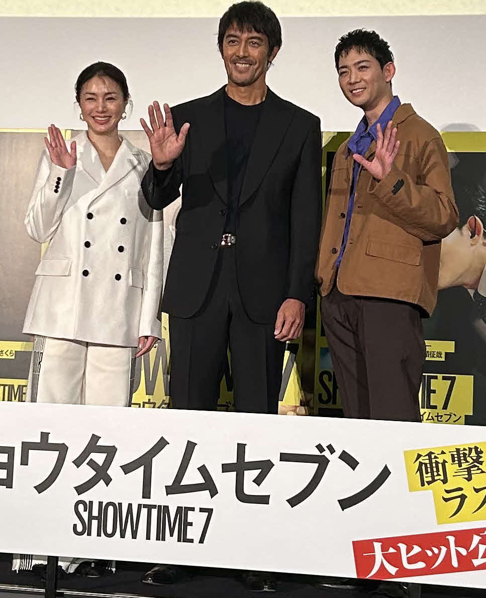 映画「ショウタイムセブン」大ヒット御礼舞台あいさつに出席した、左から井川遥、阿部寛、竜星涼
