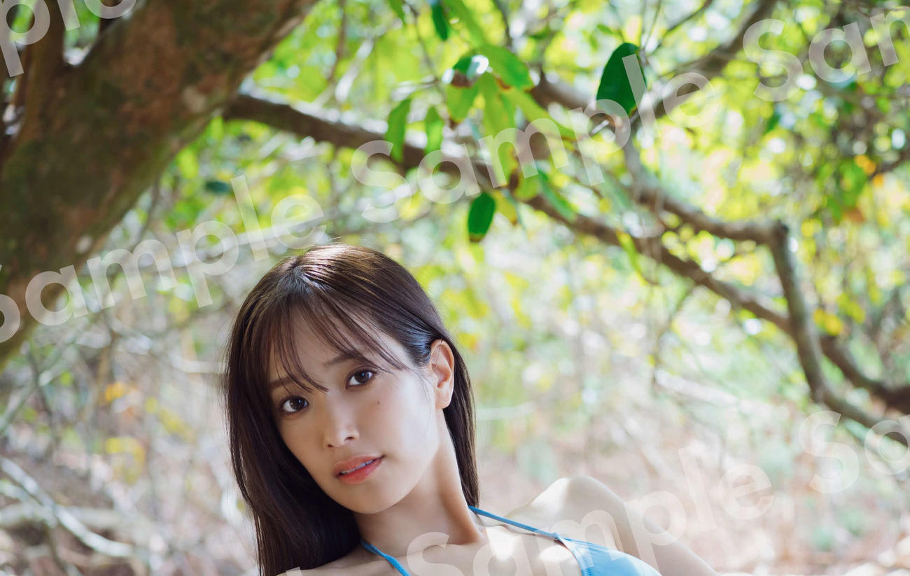 日向坂46佐々木久美ファースト写真集の特典ポスターカット（藤原宏氏撮影）