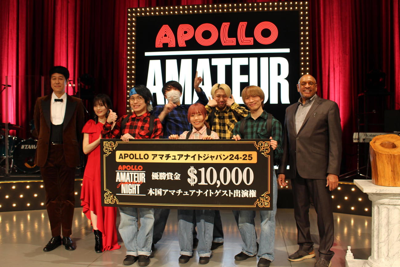 優勝した5人組「ゼロから打ち師始めます。」と、左端から小籔千豊、山本彩。右端はマリオン・カーフィー氏