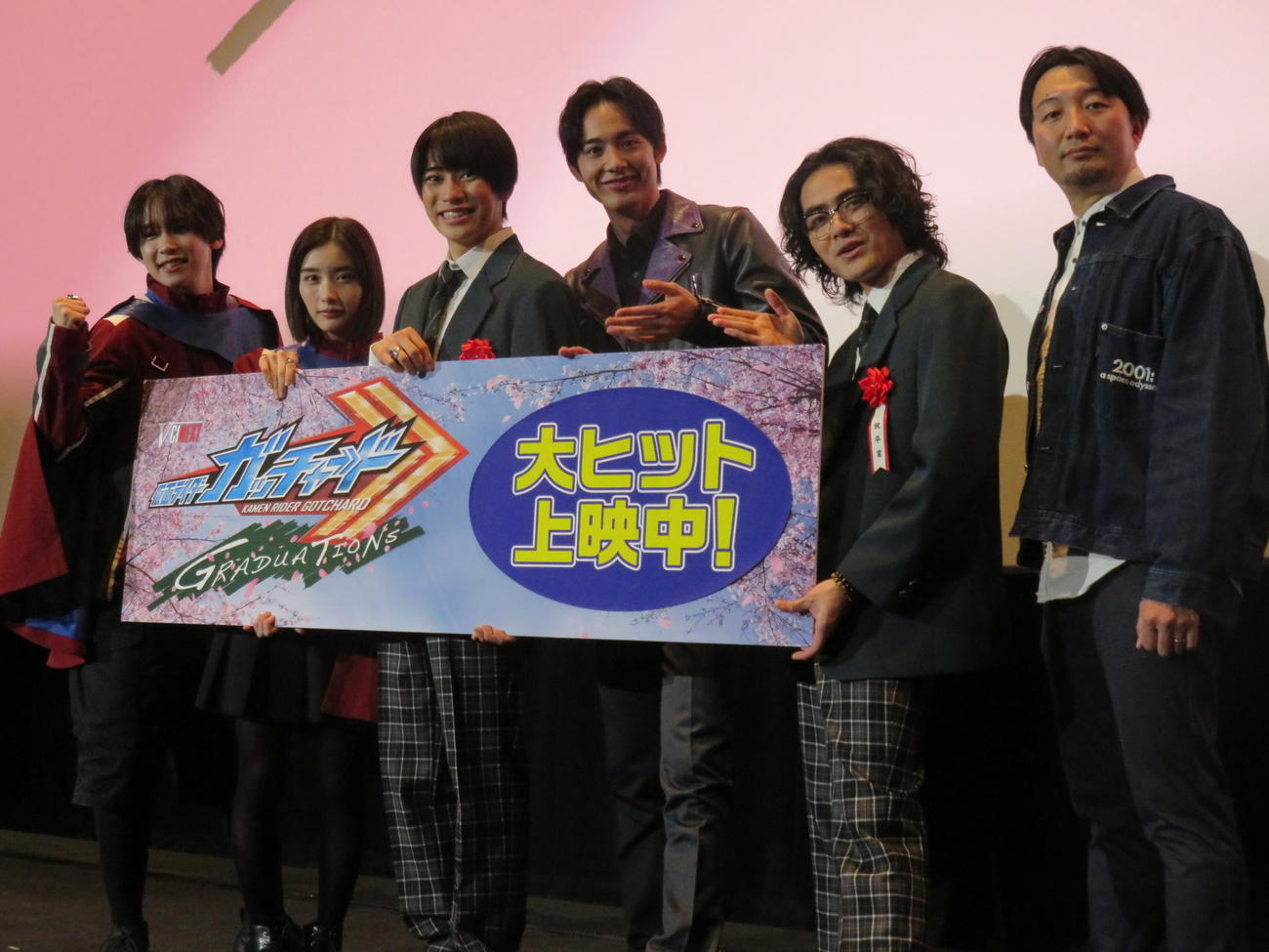映画「仮面ライダーガッチャード　GRADUATIONS／ホッパー1のはるやすみ」の初日舞台あいさつに登壇した、左から富園力也、安倍乙、本島純政、藤林泰也、加部亜門、山口恭平監督
