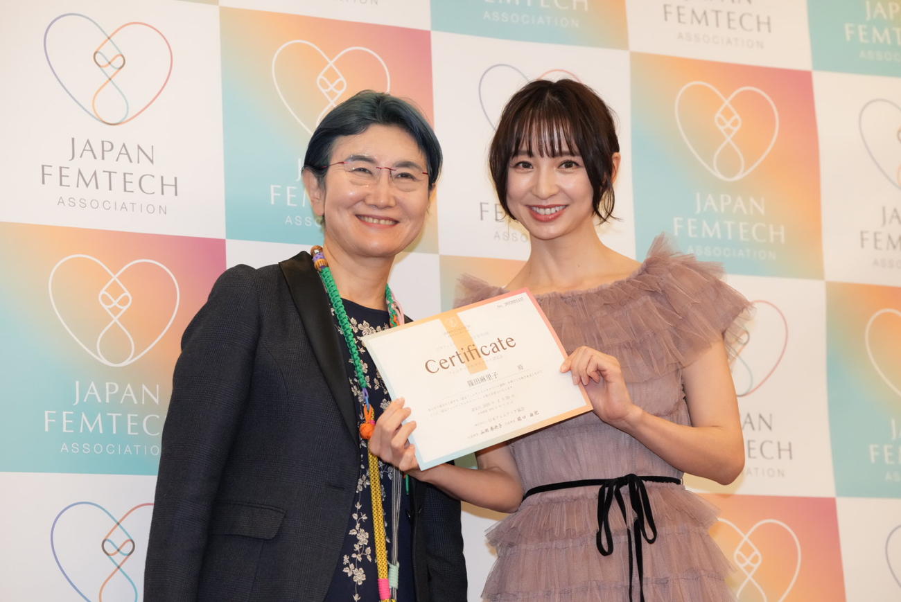 ジャパンフェムテックサミットアワード2025授賞式で関口代表理事（左）から認定資格2級の合格証書を受け取る篠田麻里子（撮影・小沢裕）