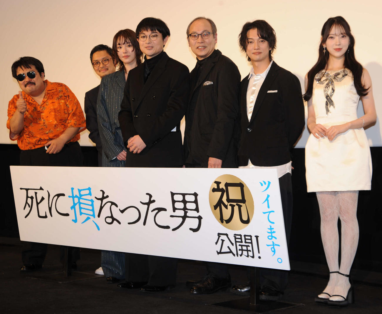 映画「死に損なった男」初日舞台あいさつに出席した、左から鈴木もぐら、田中征爾監督、唐田えりか、水川かたまり、正名僕蔵、喜矢武豊、堀未央奈（撮影・松尾幸之介）