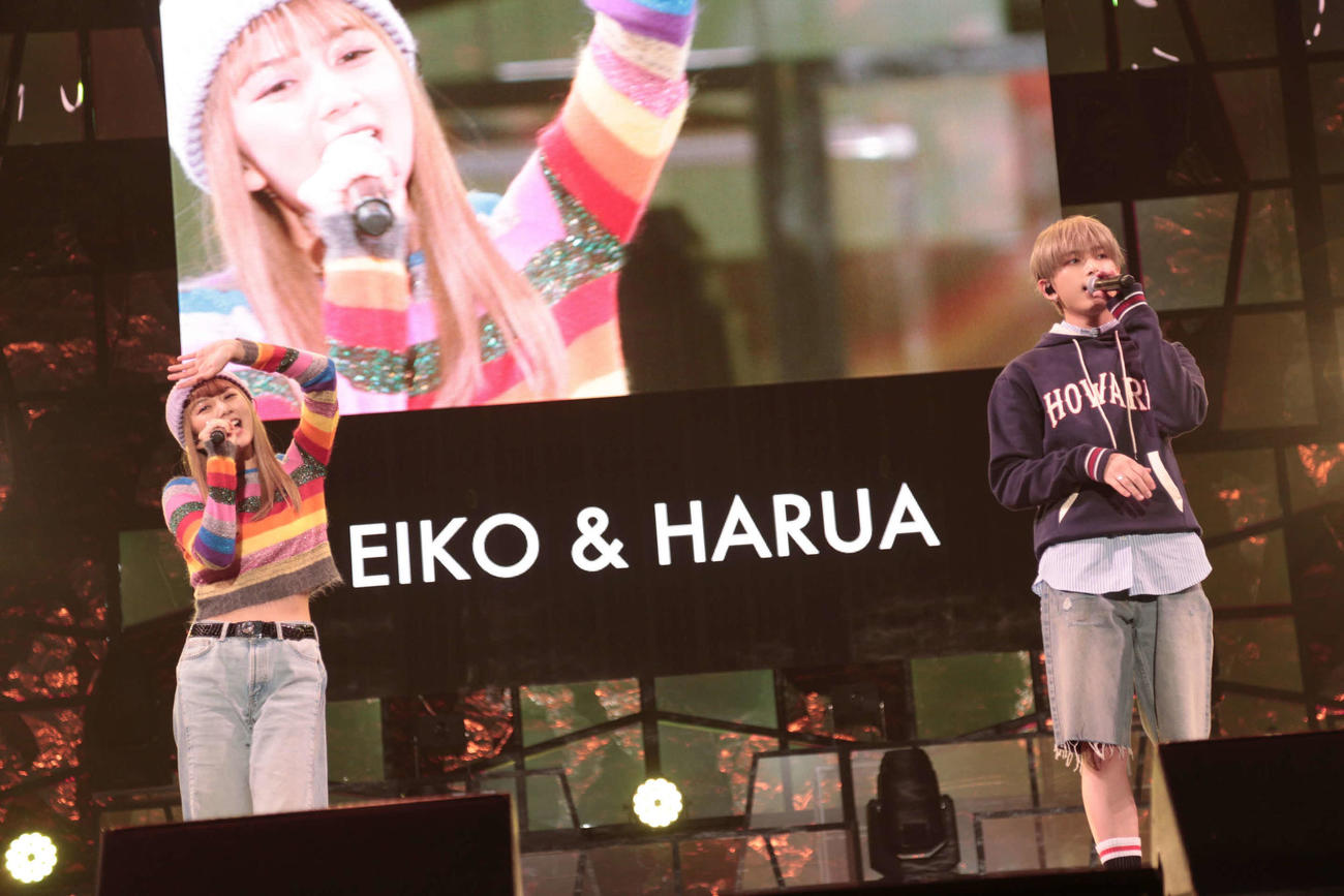 「パリピ孔明　THE MOVIE」キックオフパーティに登場した上白石萌歌（左）と＆TEAMのHARUA