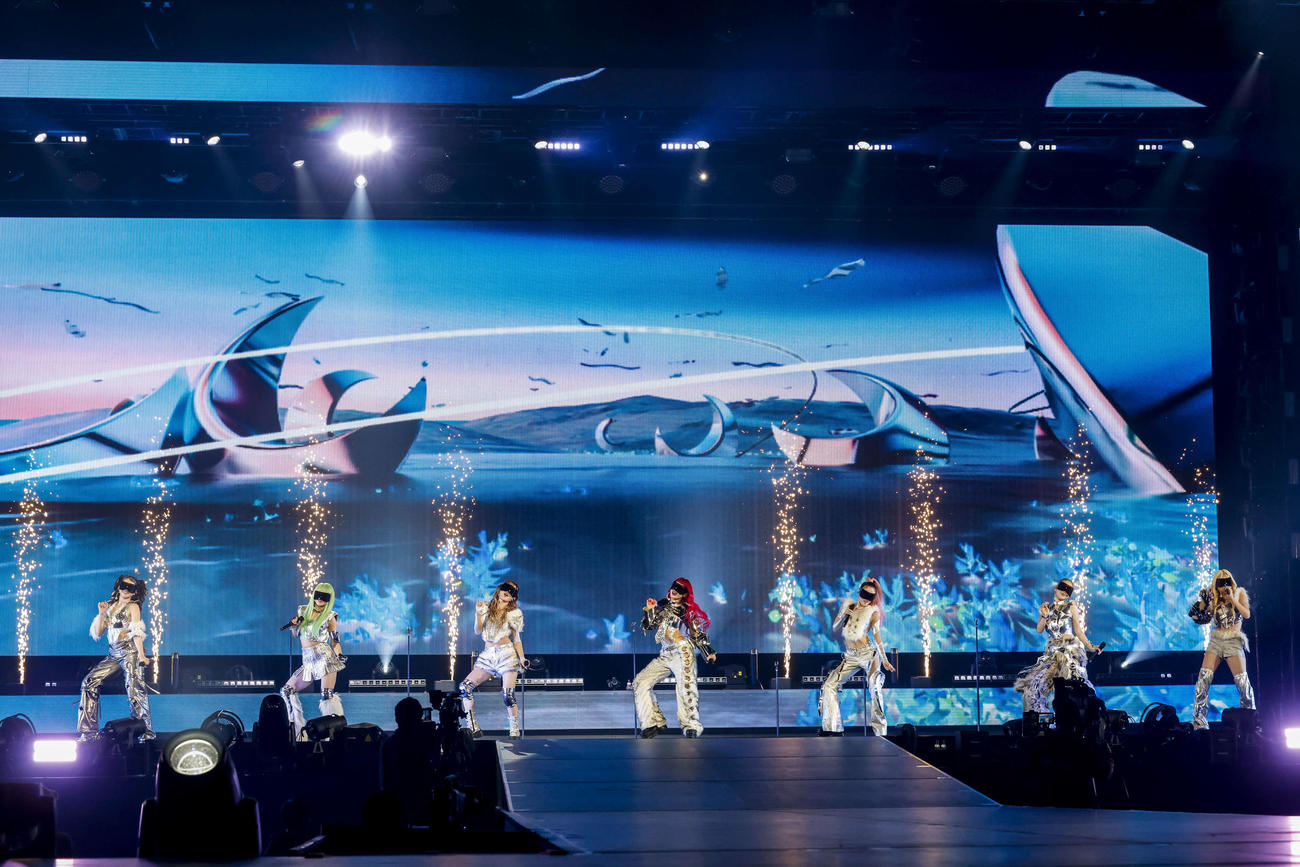 「XG 1st WORLD TOUR”The first HOWL”」東京公演でパフォーマンスするXG。左からHARVEY、HINATA、JURIA、JURIN、CHISA、COCONA、MAYA