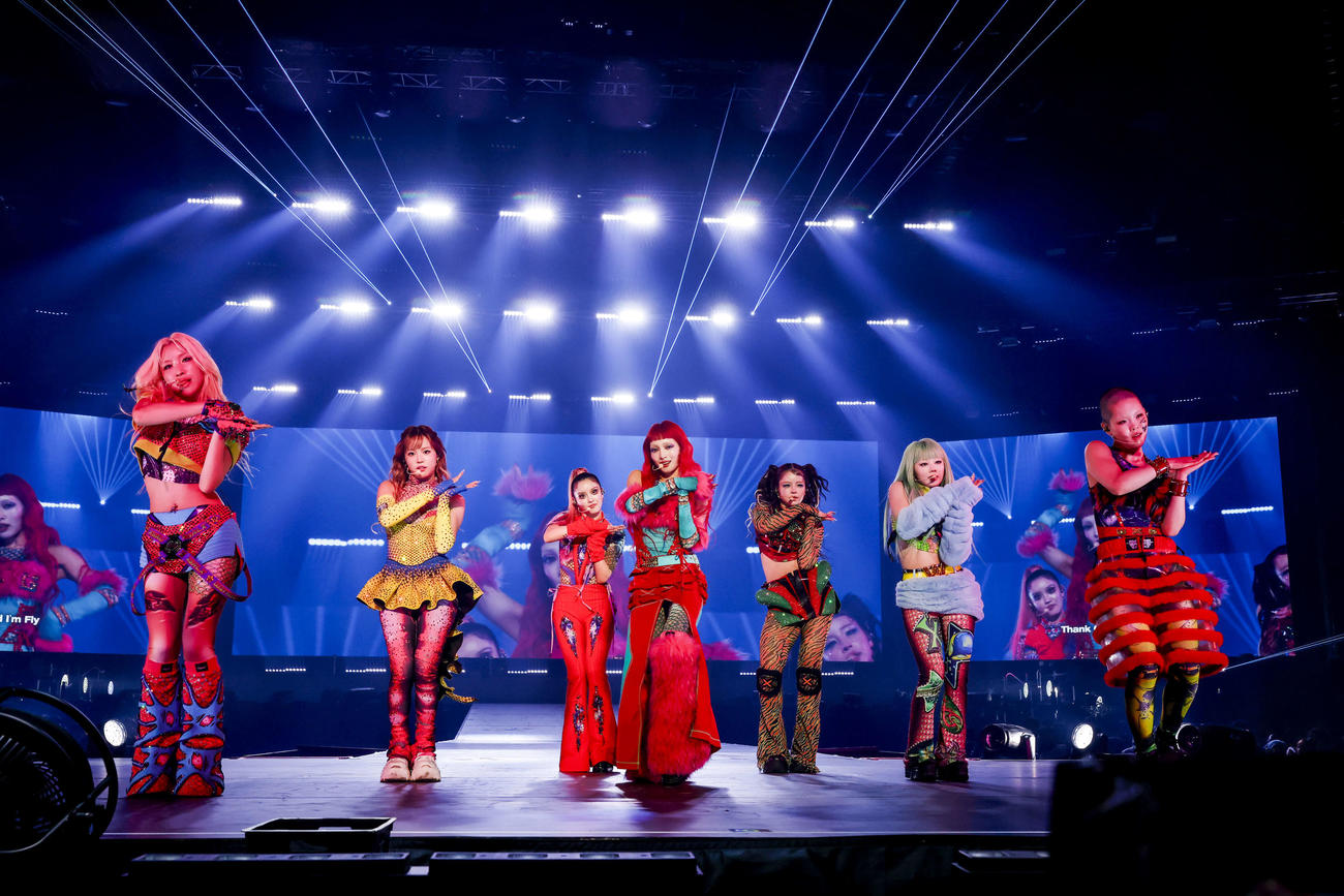 「XG 1st WORLD TOUR”The first HOWL”」東京公演でパフォーマンスするXG。左から左からMAYA、JURIA、CHISA、JURIN、HARVEY、HINATA、COCONA
