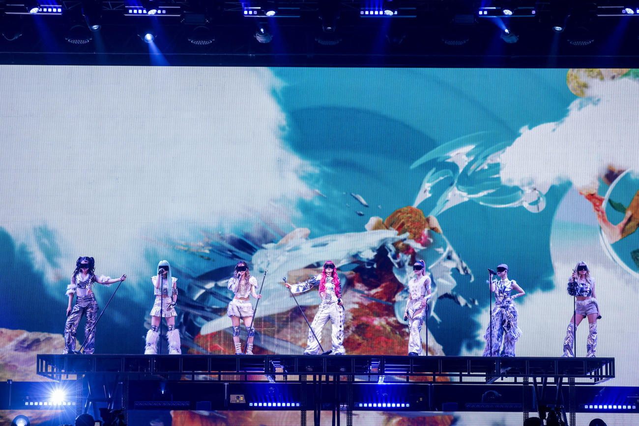 「XG 1st WORLD TOUR”The first HOWL”」東京公演でパフォーマンスするXG。左からHARVEY、HINATA、JURIA、JURIN、CHISA、COCONA、MAYA