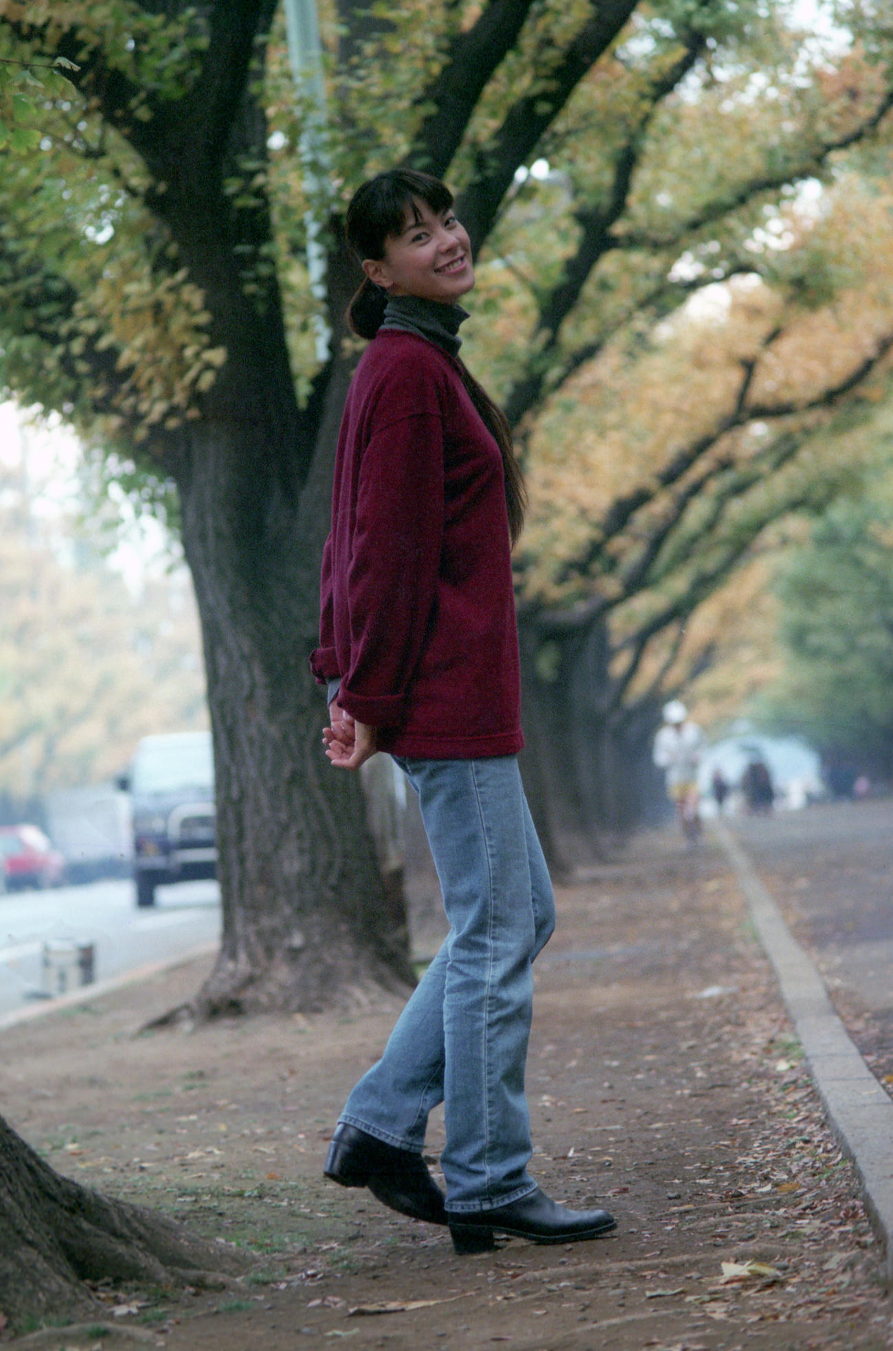 1995年11月、本紙インタビューでポーズをとる江角マキコさん