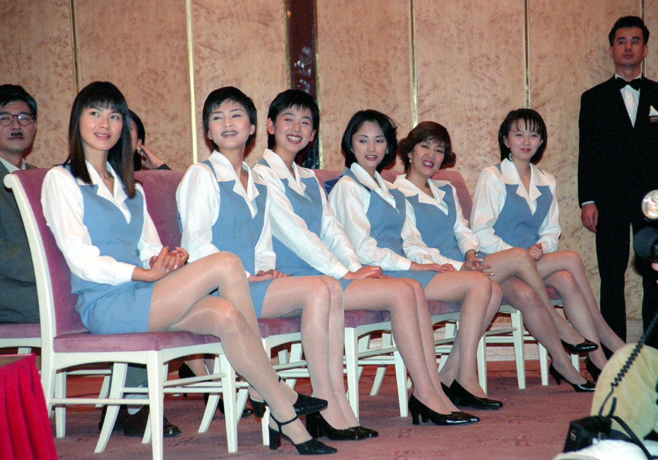 1998年、フジテレビ「ショムニ〜庶務2課〜」制作発表　主演の江角マキコさん（左端）と右へ宝生舞、京野ことみ、桜井淳子、戸田恵子、高橋由美子
