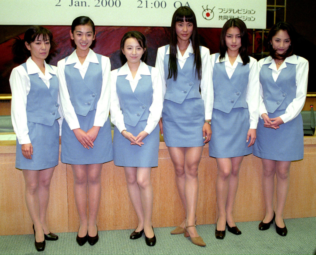 1999年、ドラマ「ショムニ」制作発表　制作発表に参加した左から戸田恵子、京野ことみ、高橋由美子、江角マキコさん、宝生舞、桜井淳子