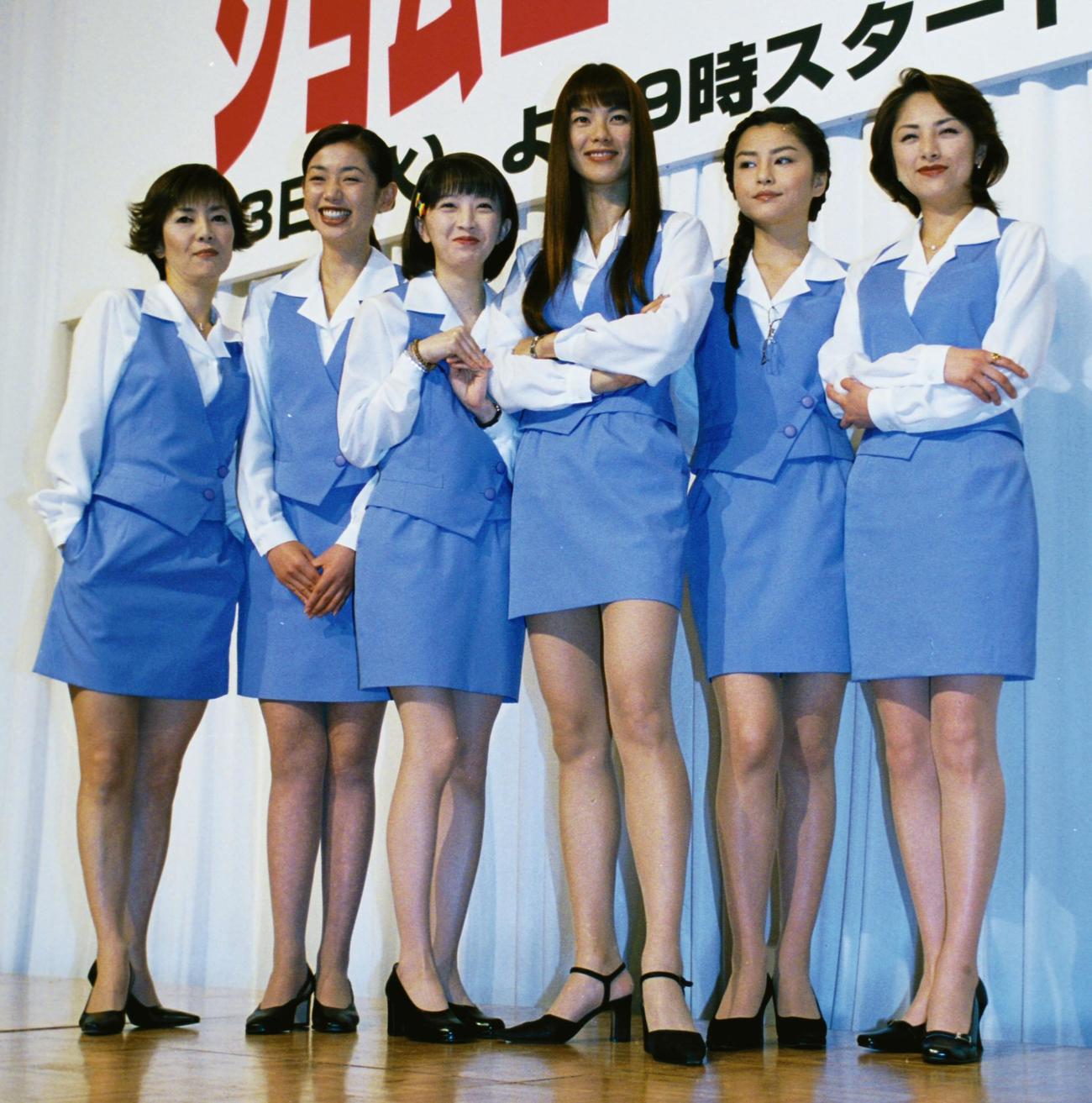 2002年、フジテレビ「ショムニ　ファイナル」の制作発表に出席した左から戸田恵子、京野ことみ、高橋由美子、江角マキコさん、宝生舞、桜井淳子