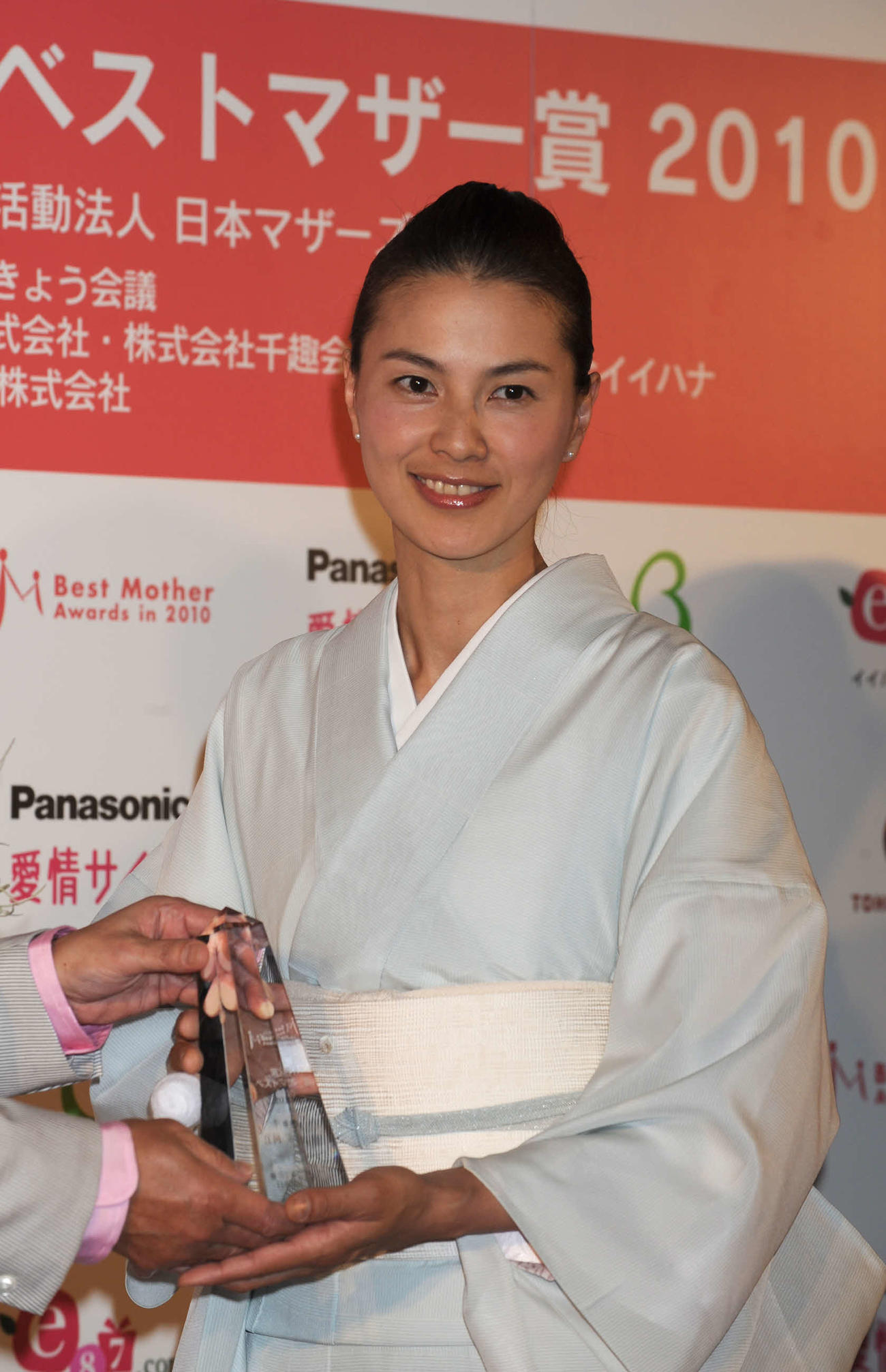 2010年、第3回ベストマザー賞授賞式　芸能部門賞を受賞した江角マキコさん