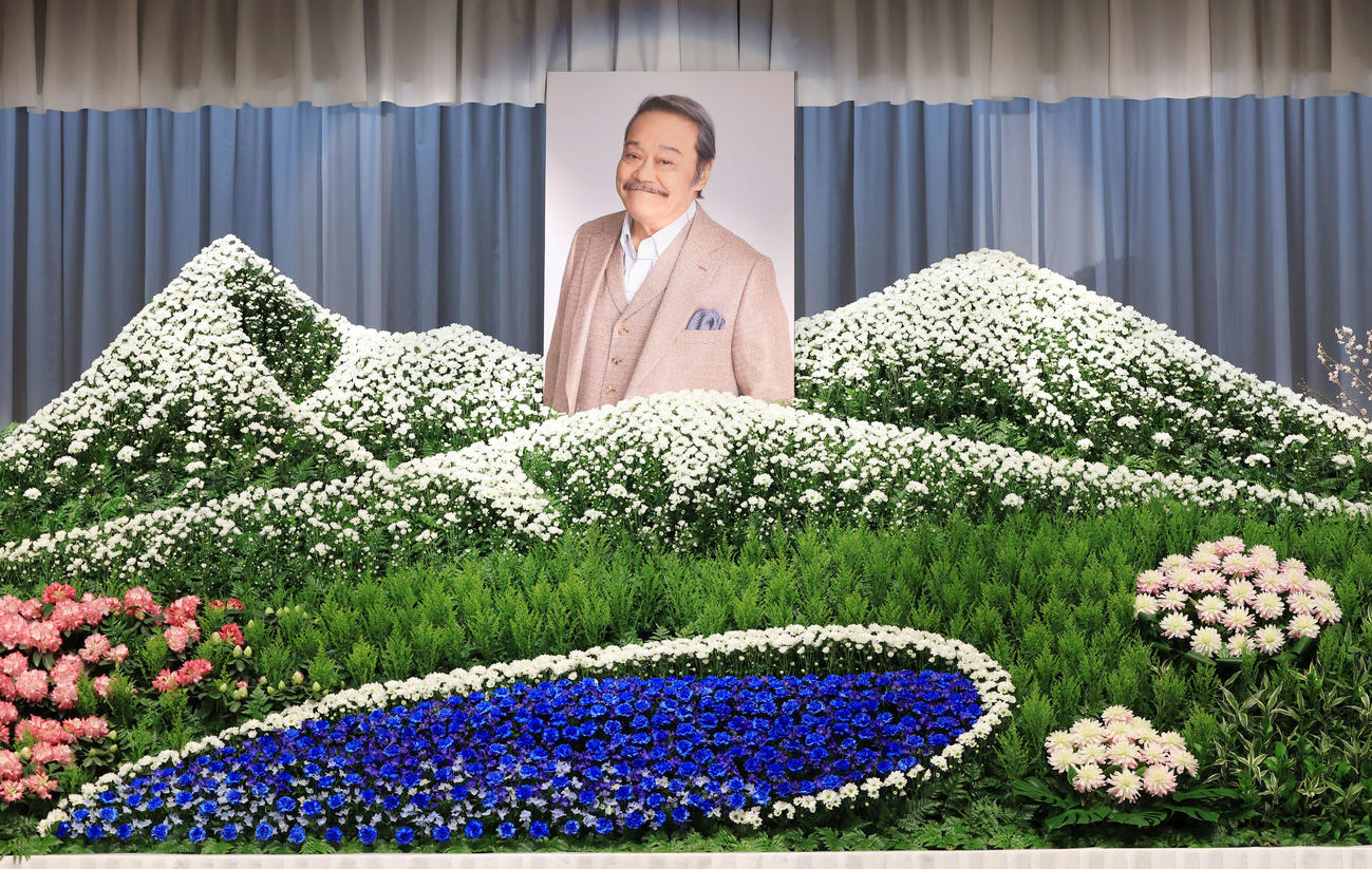 「西田敏行さんお別れの会」で、地元福島県の磐梯山や猪苗代湖をモチーフにした祭壇（2025年2月18日撮影）