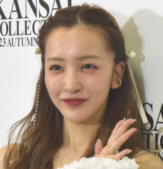 板野友美（2023年撮影）