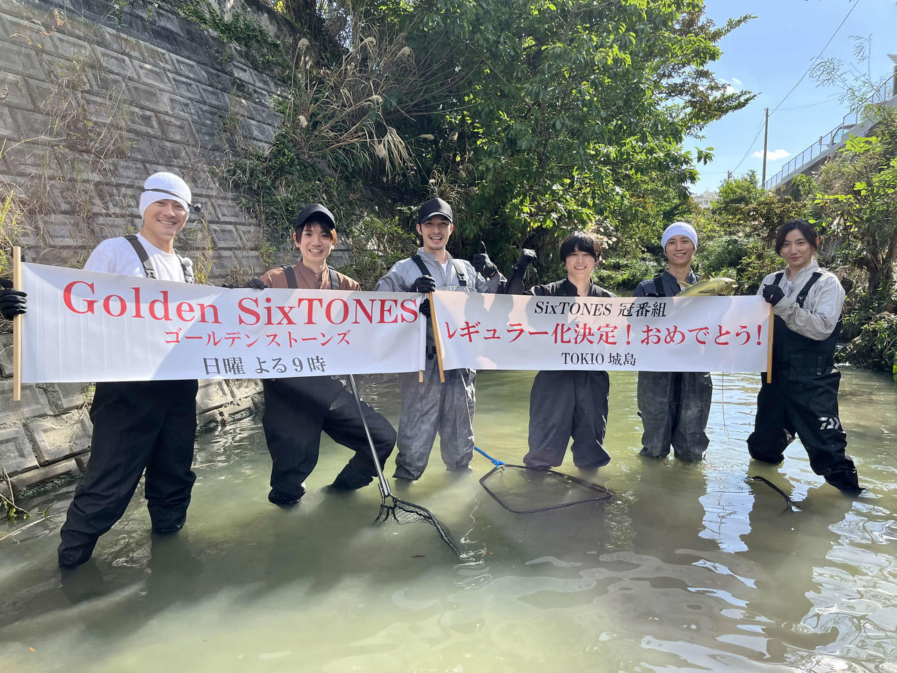 新冠番組レギュラー化のサプライズ発表を喜ぶSixTONES、左から森本慎太郎、高地優吾、ジェシー、松村北斗、田中樹、京本大我