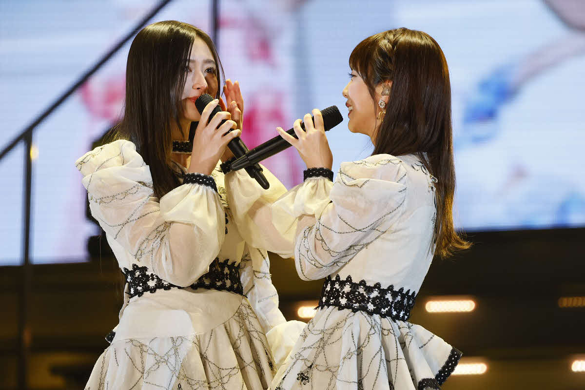 与田祐希卒業コンサートで感極まる乃木坂46井上和（左）と涙を拭う与田祐希　鈴木健太（KENTA Inc．）氏撮影