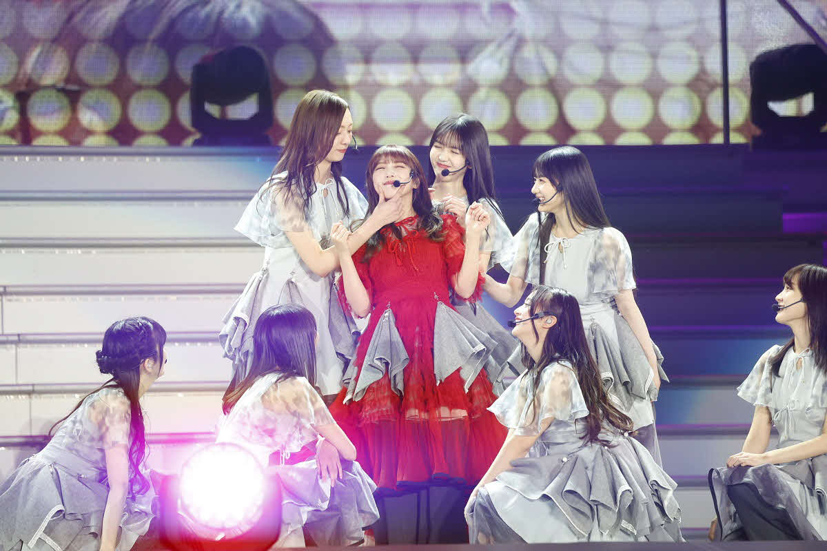 卒業コンサートでメンバーに囲まれる乃木坂46与田祐希（中央）鈴木健太（KENTA Inc．）氏撮影