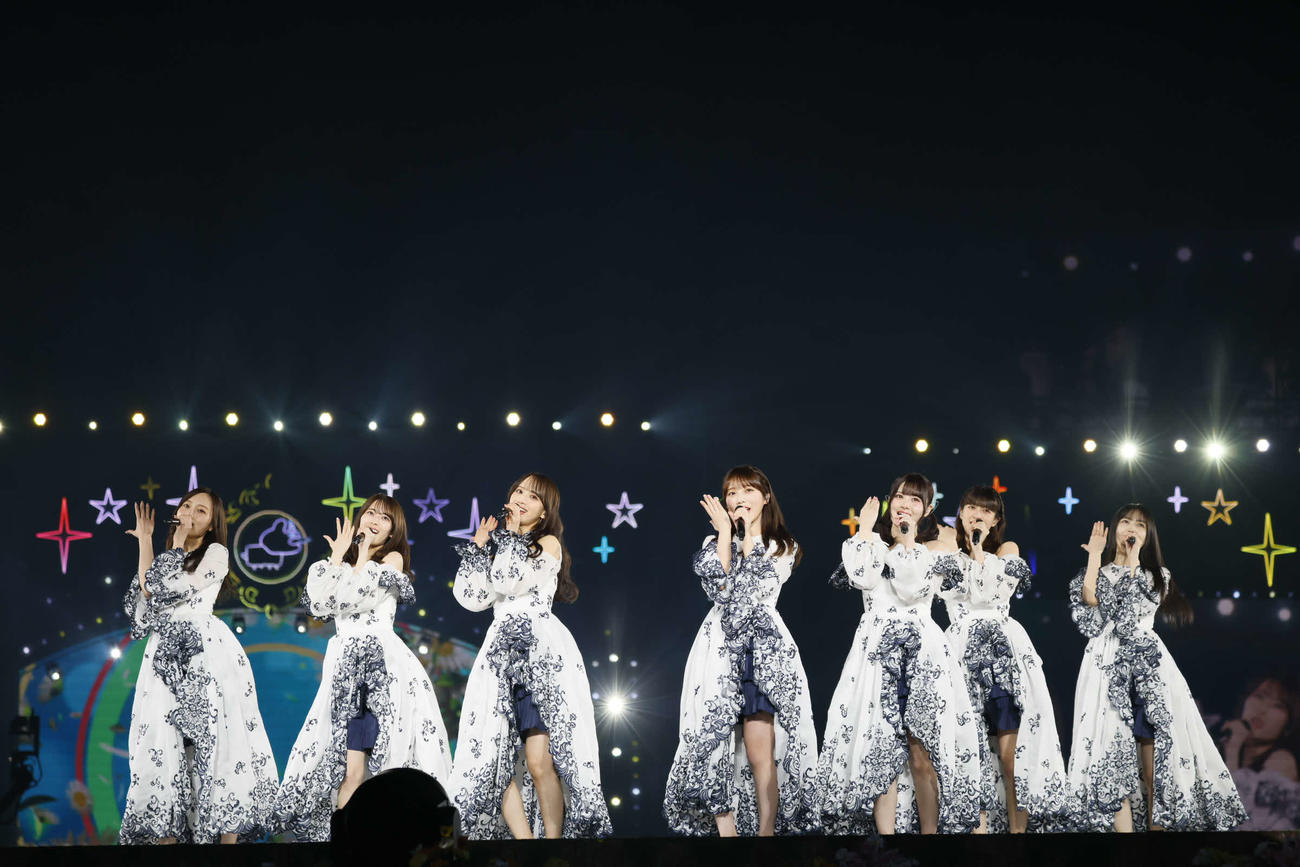 与田祐希卒業コンサートでパフォーマンスする乃木坂46の3期生。左から梅澤美波、岩本蓮加、佐藤楓、与田祐希、伊藤理々杏、吉田綾乃クリスティー、久保史緒里　鈴木健太（KENTA Inc．）氏撮影