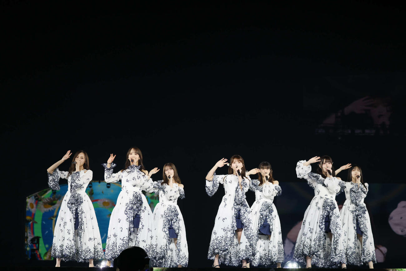 与田祐希卒業コンサートでパフォーマンスする乃木坂46の3期生。左から梅澤美波、佐藤楓、岩本蓮加、与田祐希、吉田綾乃クリスティー、伊藤理々杏、久保史緒里　鈴木健太（KENTA Inc．）氏撮影