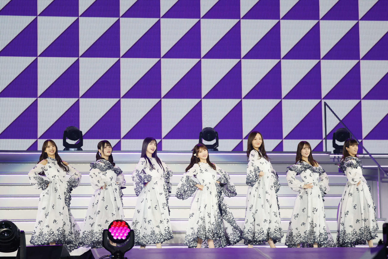 与田祐希卒業コンサートでパフォーマンスする乃木坂46の3期生。左から佐藤楓、伊藤理々杏、久保史緒里、与田祐希、梅澤美波、岩本蓮加、吉田綾乃クリスティー　鈴木健太（KENTA Inc．）氏撮影