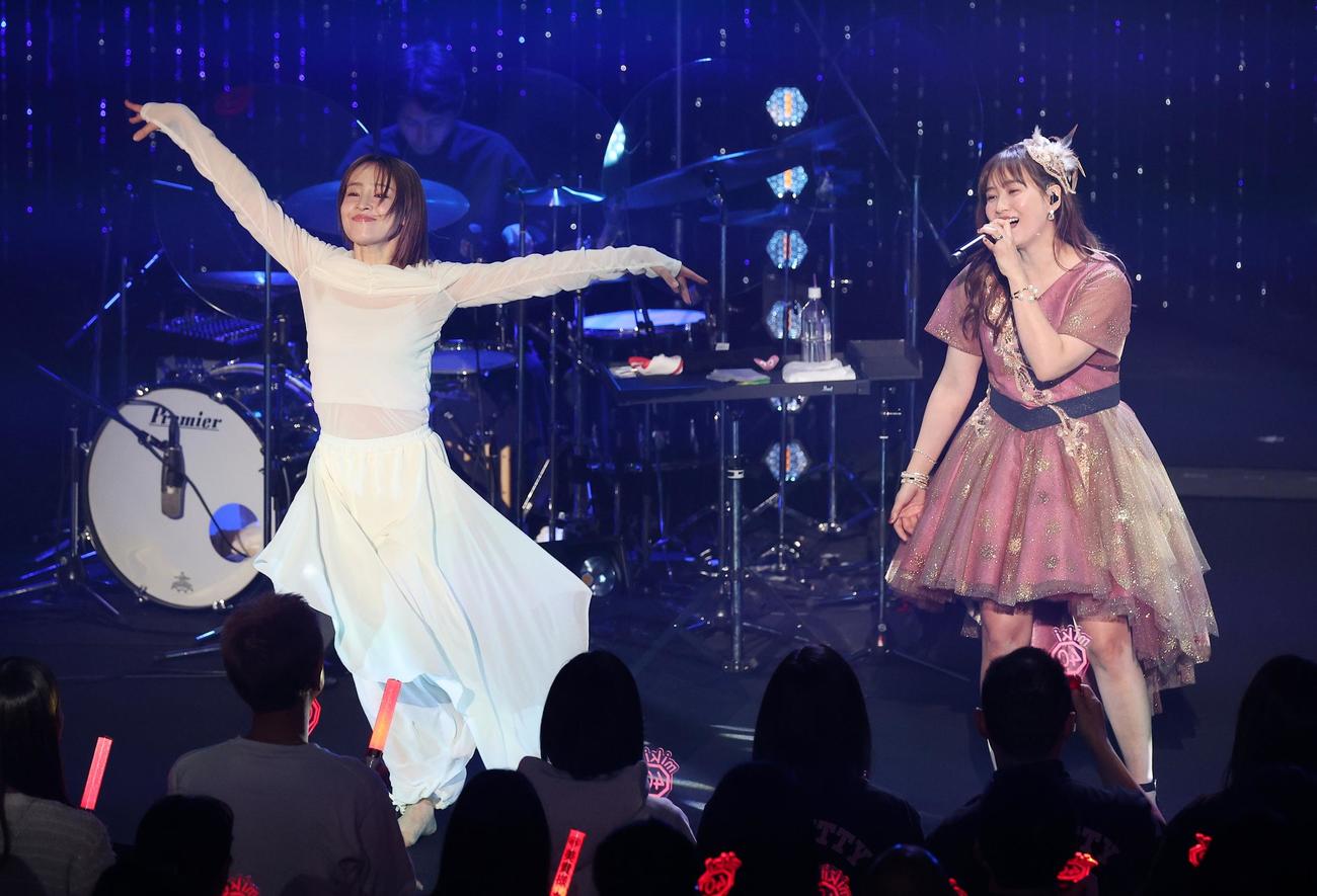 大沢あかね（左）をサプライズゲストに迎え40歳記念ライブを開催した藤本美貴（撮影・中島郁夫）