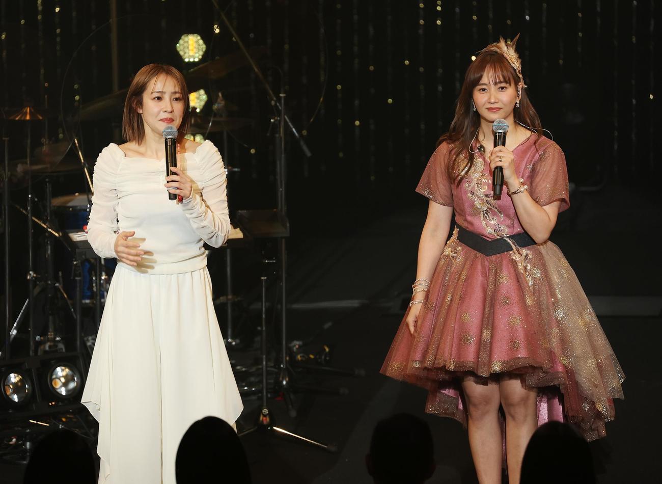 大沢あかね（左）をサプライズゲストに迎え40歳記念ライブを開催した藤本美貴（撮影・中島郁夫）