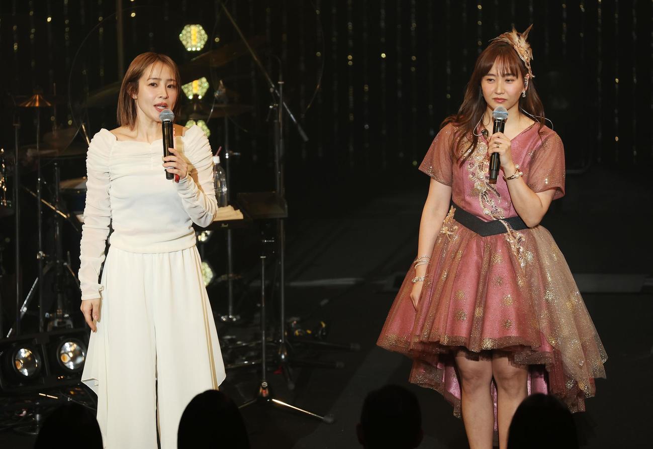 大沢あかね（左）をサプライズゲストに迎え40歳記念ライブを開催した藤本美貴（撮影・中島郁夫）