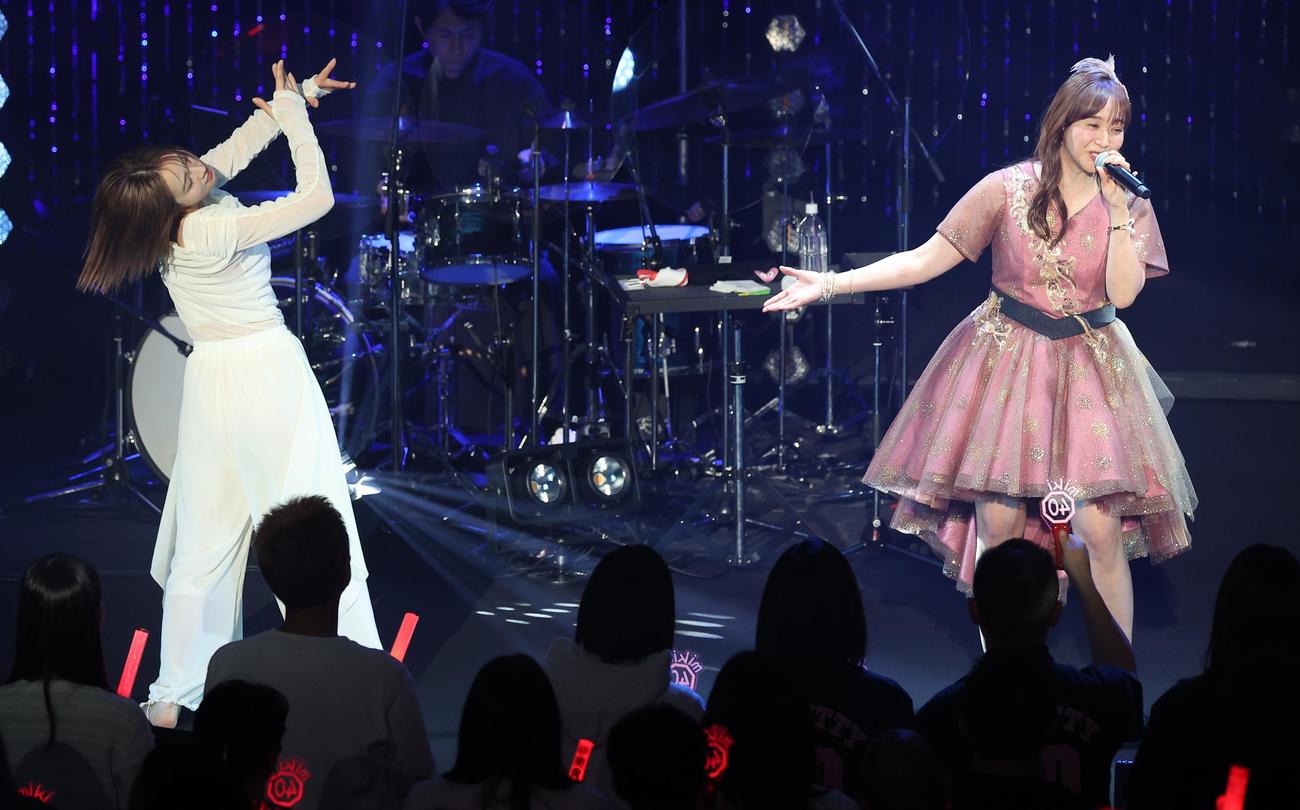 大沢あかね（左）をサプライズゲストに迎え40歳記念ライブを開催した藤本美貴（撮影・中島郁夫）